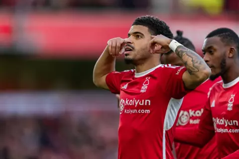 تيليجراف: توتنهام يفعل الشرط الجزائي لضم نجم نوتنجهام